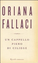 Un cappello pieno di ciliege